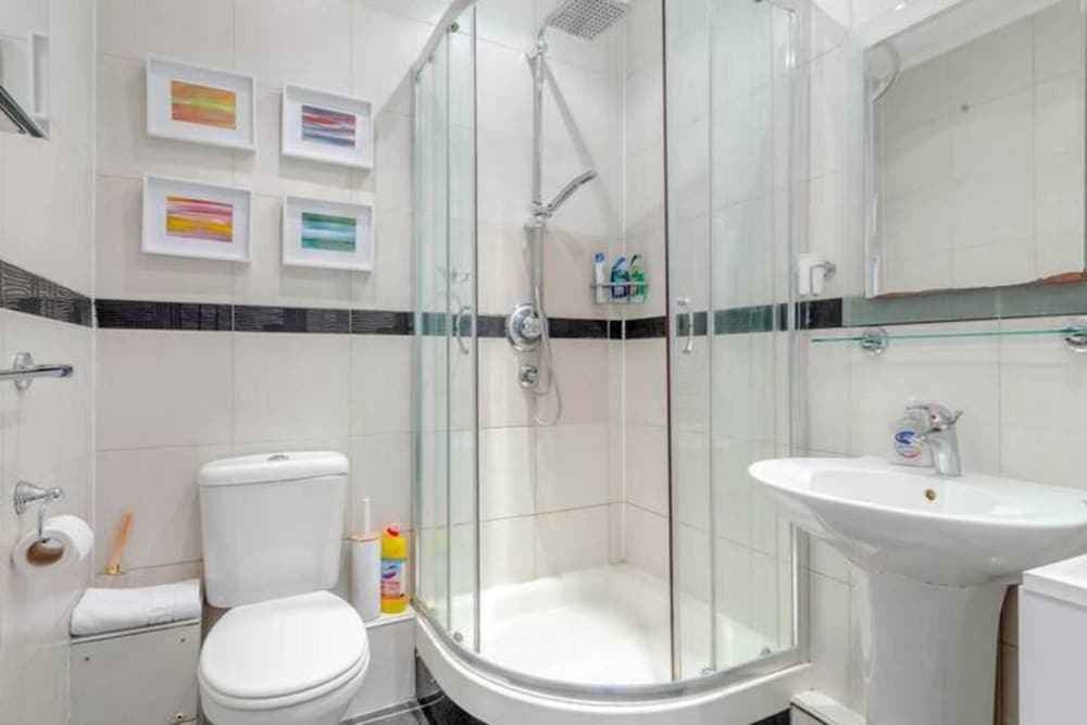Фото Central and Spacious 2 Bedroom Flat in Kensington