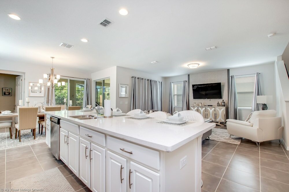 Фото Spectacular 6 Bedroom 5 Bathroom House