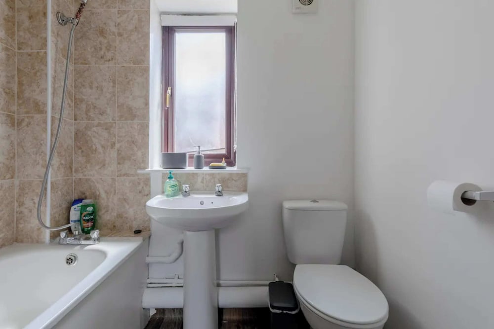 Фото Vibrant & Snug 2bd Flat - Beckton