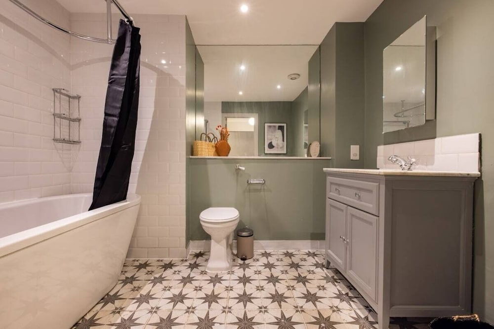 Фото The Richmond Upon Thames Escape - Modern & Bright 2bdr Flat With Parking