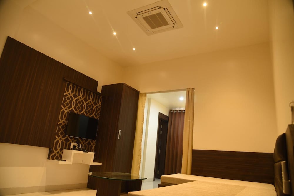 Фото Hotel Pushpak Satara