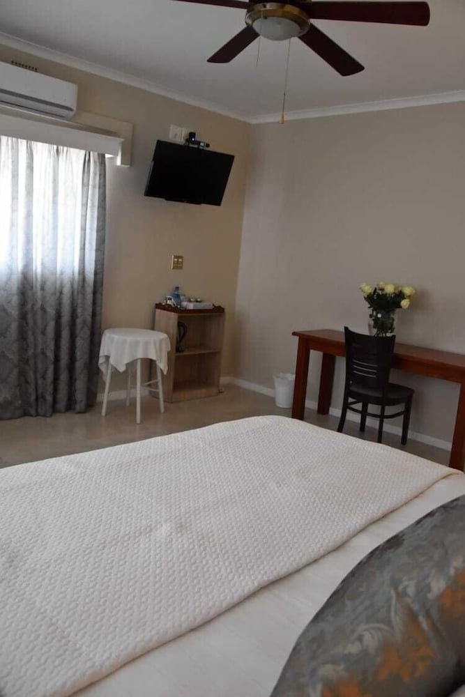 Фото 34onLincoln Guesthouse