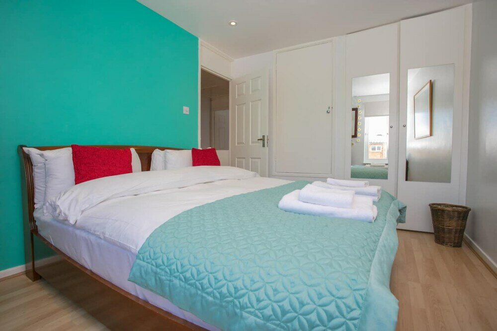 Фото Stunning 3 Bedroom House With Garden in Battersea