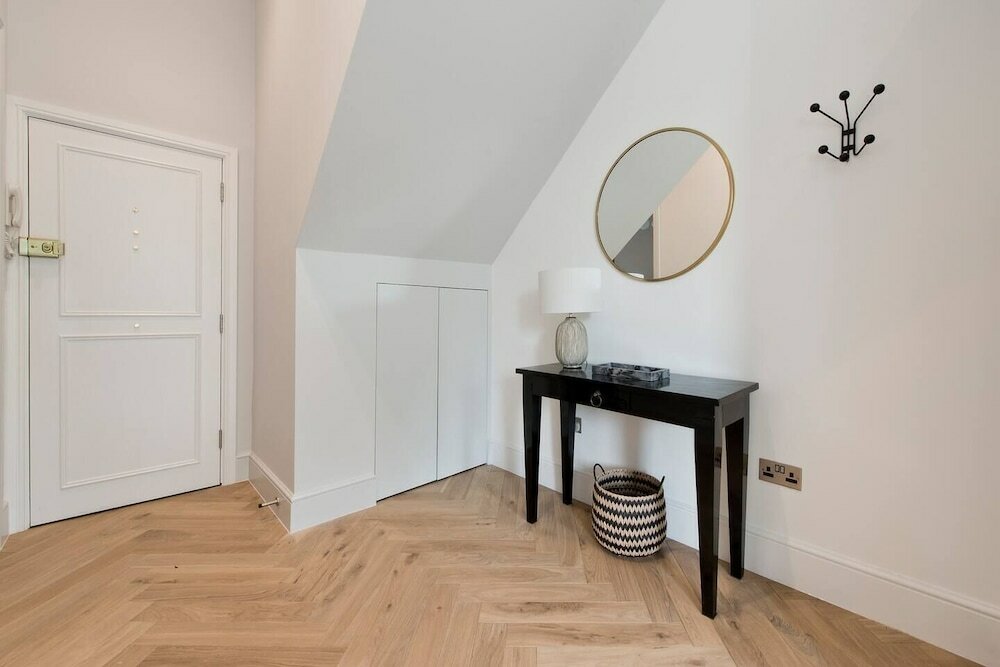 Фото Modern, Chic 1-bed in Notting Hill