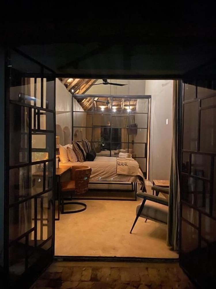 Фото Four20 Bespoke Hotel