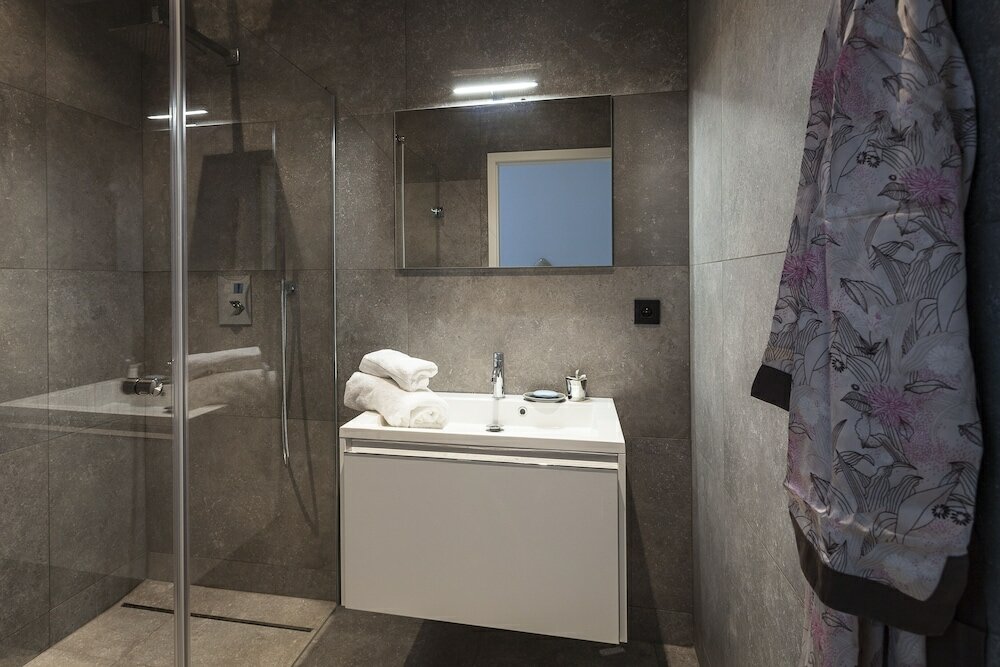 Фото Unit 2 - Modern Smart Home Duplex With Free Parking