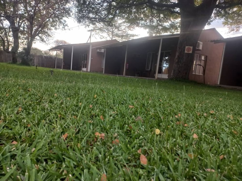 Фото Dithapi Cottages