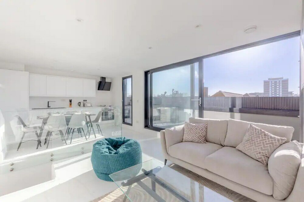 Фото Unique and Sun Filled 2 Bedroom Flat With Balcony -hackney