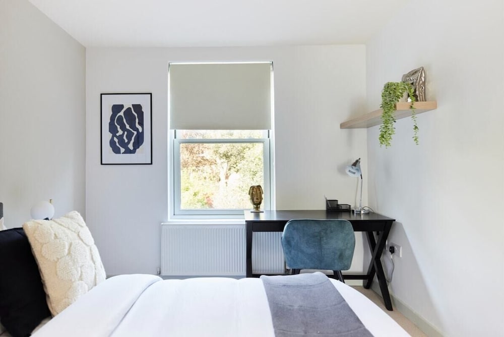 Фото The London Scenery - Classy 2bdr House With Garden