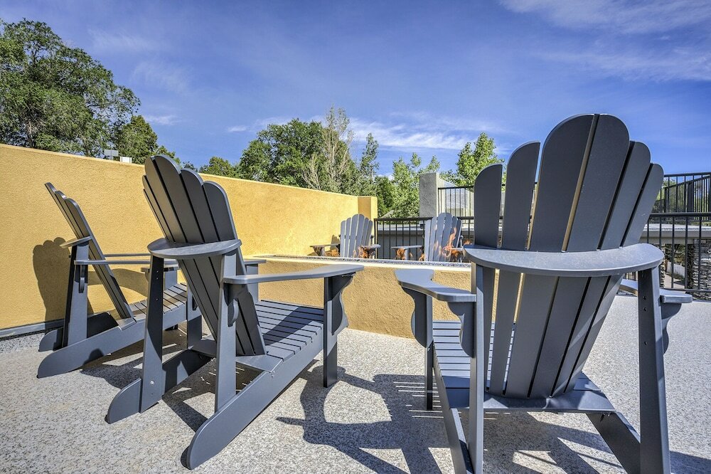 Фото Downtown Skyline Rooftop Patio Modern Townhome