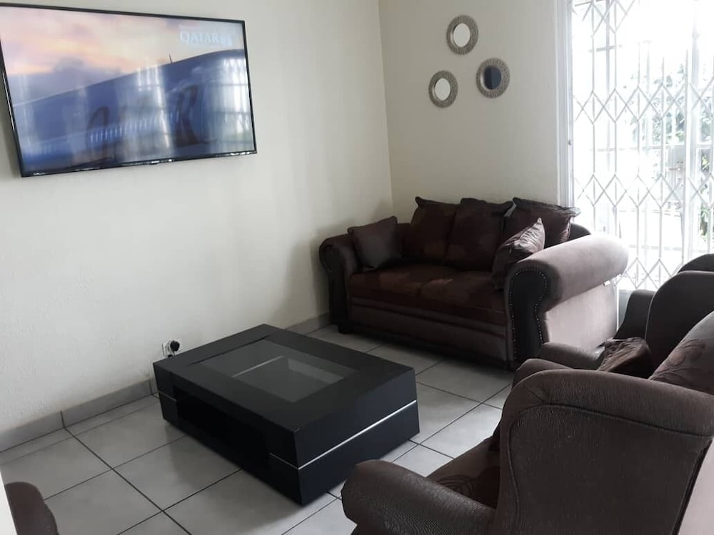 Фото Alicats Place Executive Lodge & Conference