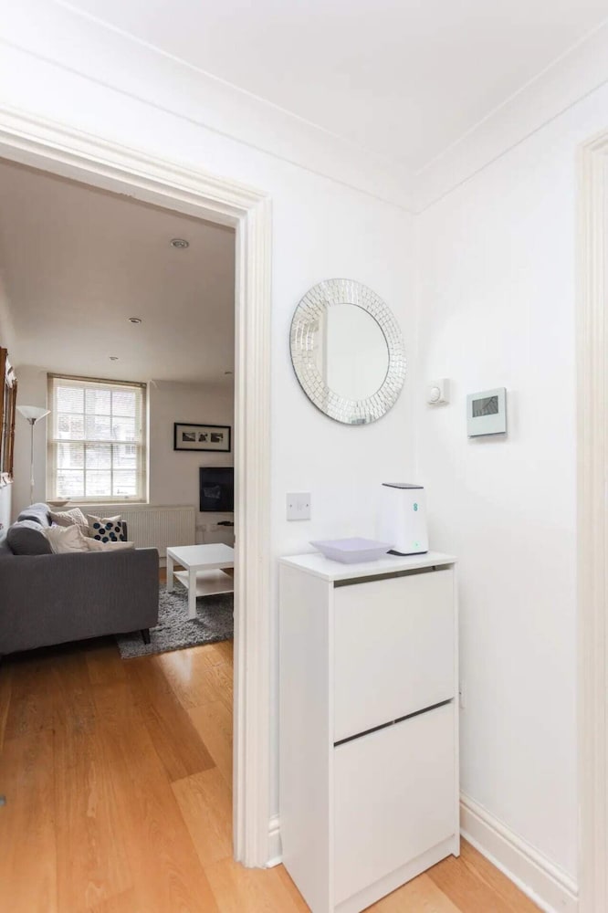 Фото Homely 2 Bedroom Flat Near Embankment Station