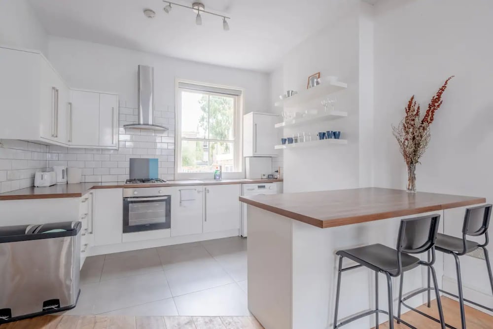 Фото Lovely 3 Bedroom Apartment in Clapton With Garden