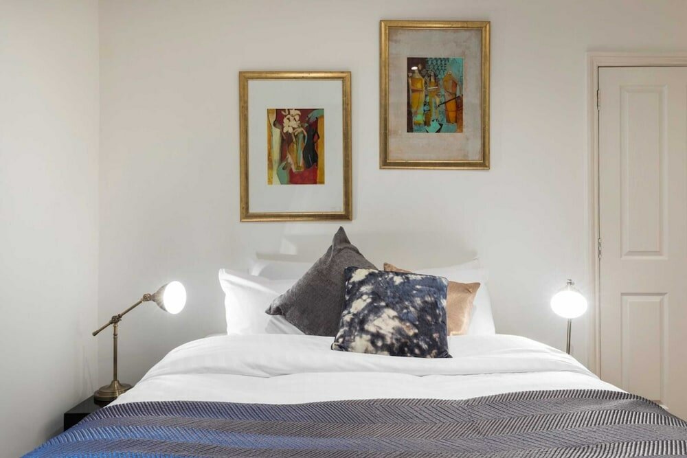 Фото Bright and Modern 2 Bedroom Apartment in Earl's Court