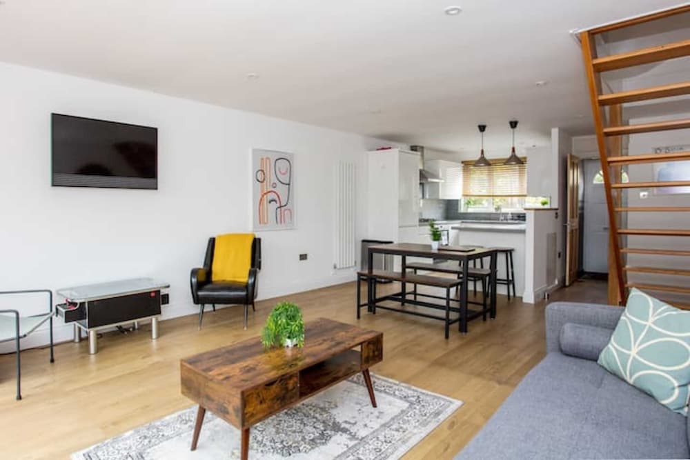 Фото Spacious 3 Bedroom Apartment With Large Balcony