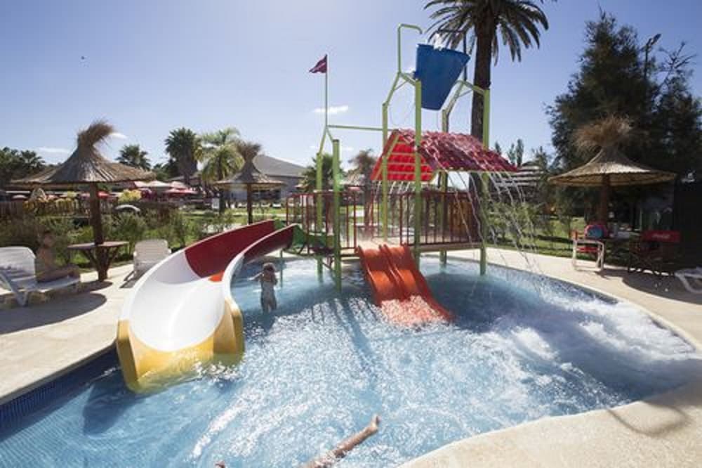 Фото Howard Johnson by Wyndham San Pedro Resort & Marina