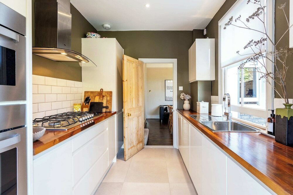 Фото Tooting's Charming Victorian Garden Hideaway