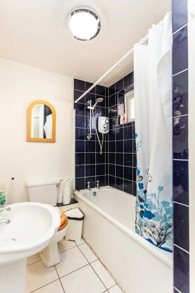 Фото Homely 2 Bedroom House in Kennington With Garden