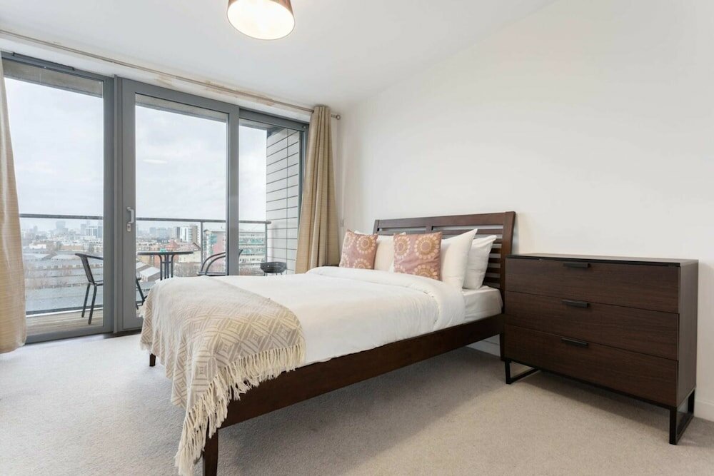 Фото Modern 1 Bedroom Apartment Near Canary Wharf With Balcony