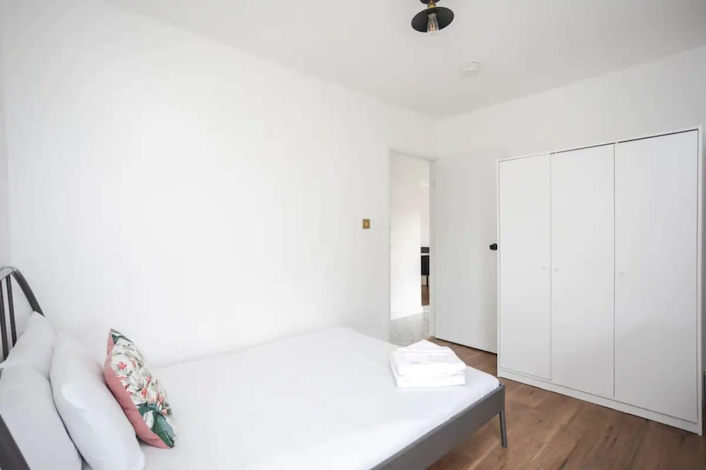 Фото Spacious 4 Bedroom Apartment in Bethnal Green