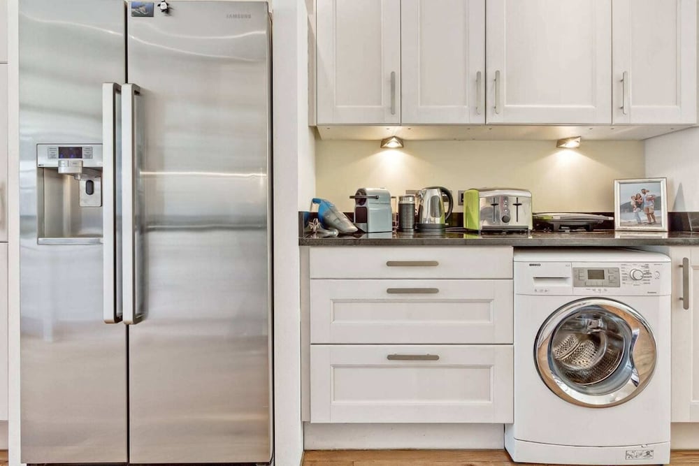 Фото Stylish and Bright 3 Bedroom Duplex in North London