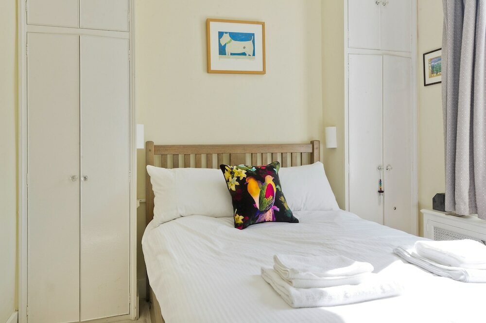 Фото Spacious Family House With Garden Near Battersea Park by Underthedoormat