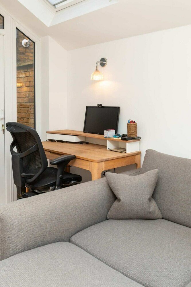 Фото Modern & Beautifully-lit 1 Bedroom Flat, Sheperd's Bush!