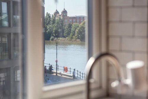 Гостиница Serene 3bd Flat, View of the Thames - Hammersmith в Лондоне