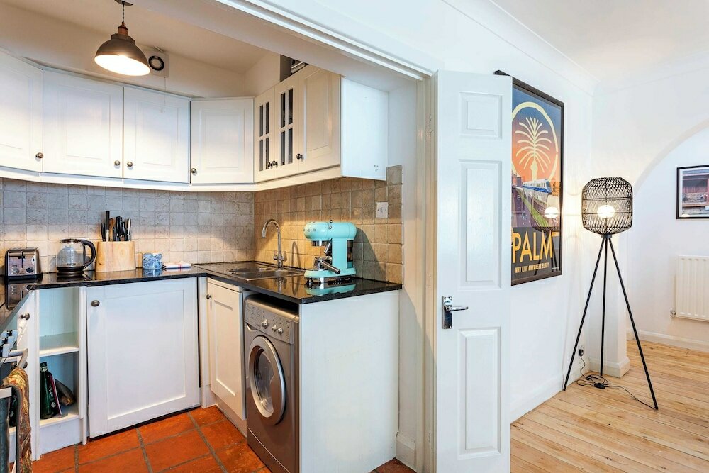 Фото Quaint Fulham Retreat: Cozy 1-bedroom Pied-à-terre