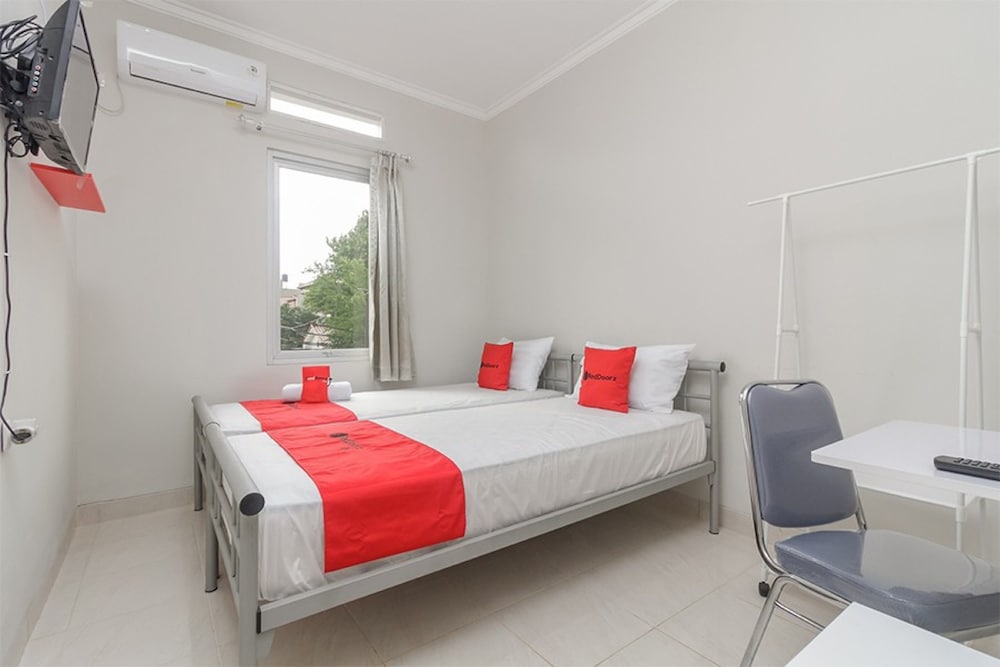 Фото RedDoorz @ Cipete Raya