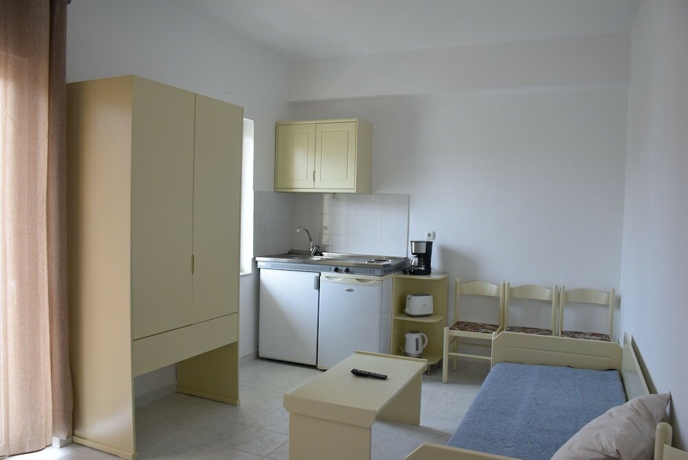 Фото Manos Beachside Apartments