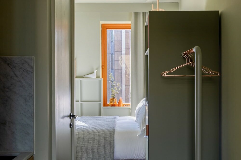 Фото Locke At Broken Wharf