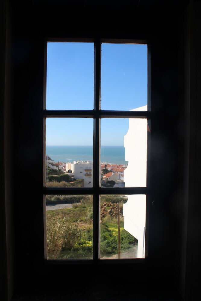 Фото Ericeira Chill Hill Hostel & Private Rooms - Peach Garden