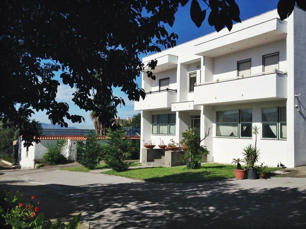 Hotel Cozy Holiday Home in Trecase With Balcony - Casa per Ferie, Campania, photo