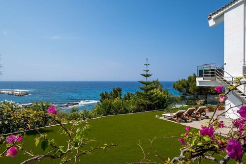 Гостиница Icarus Luxury Beachfront Villa