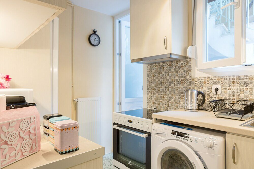 Фото Grandma's Chic & Bright Athenian Home with a Patio