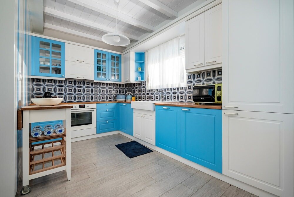 Фото Seabreeze Villa - with Jacuzzi & heated pool