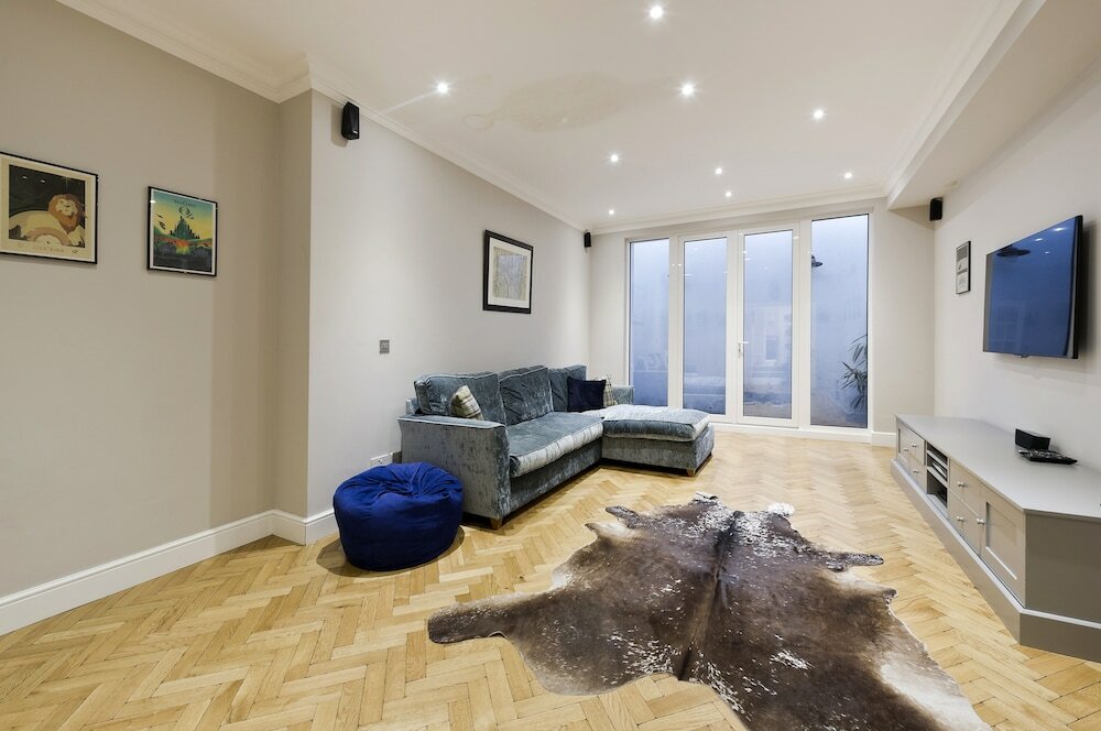 Фото Fulham 4-bed House & Garden Near Tube