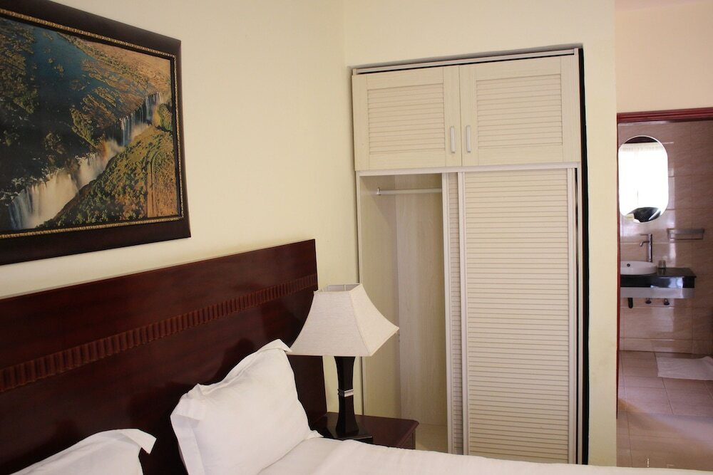 Фото Four Pillars Lodge Chilanga