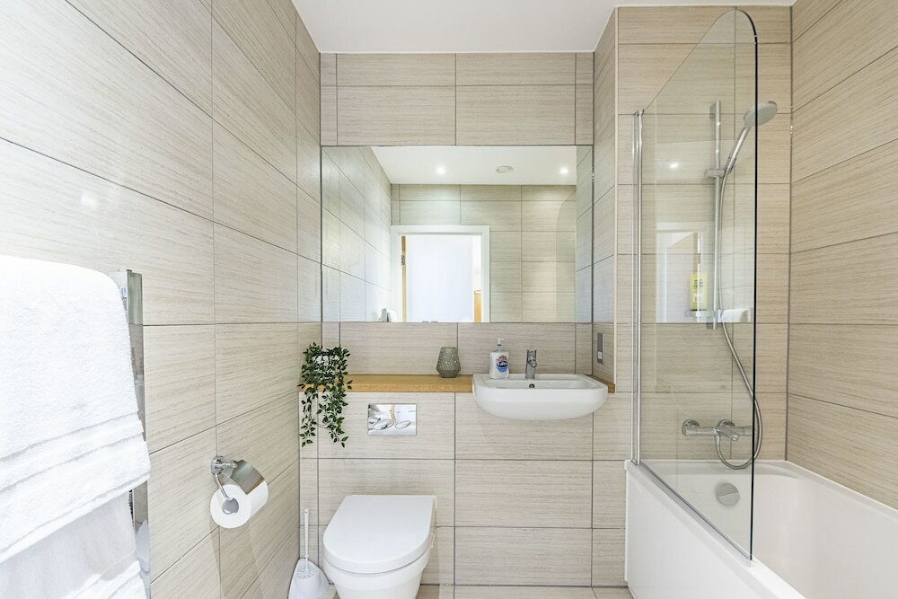 Фото Stunning Brand New Westminster Apartment