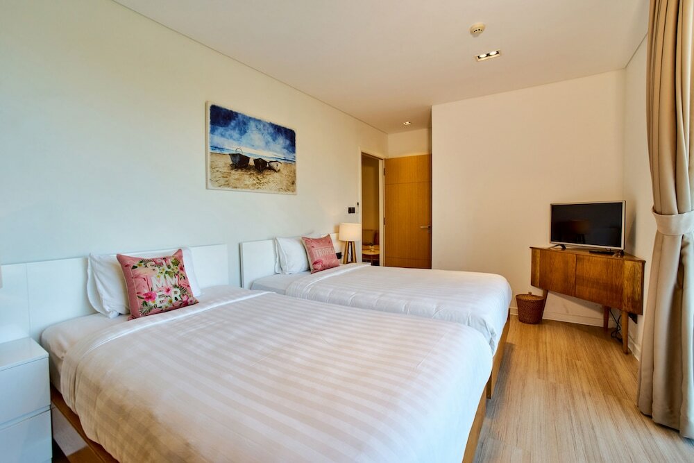 Фото Modern 4 Br villa-golf view for family