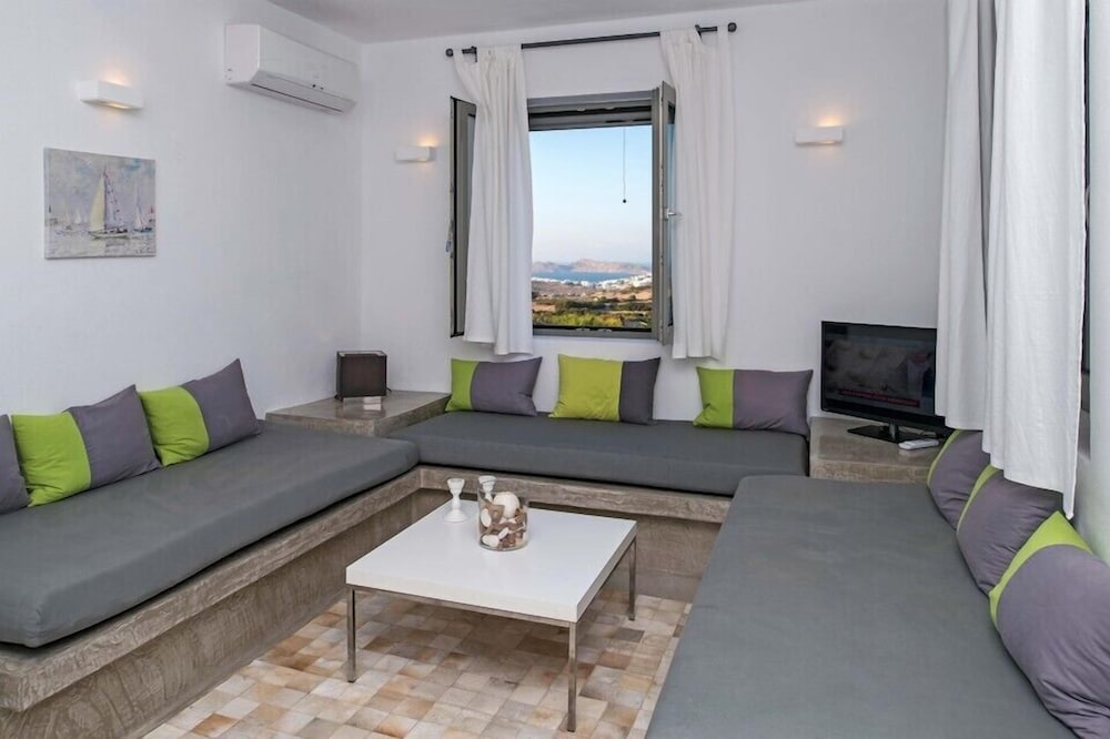 Фото Naoussa Hills Boutique Resort - Adults Only