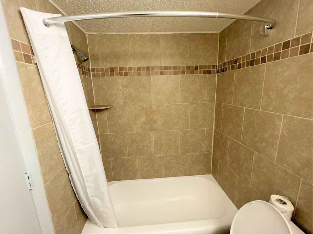 Фото James River Inn & Suites