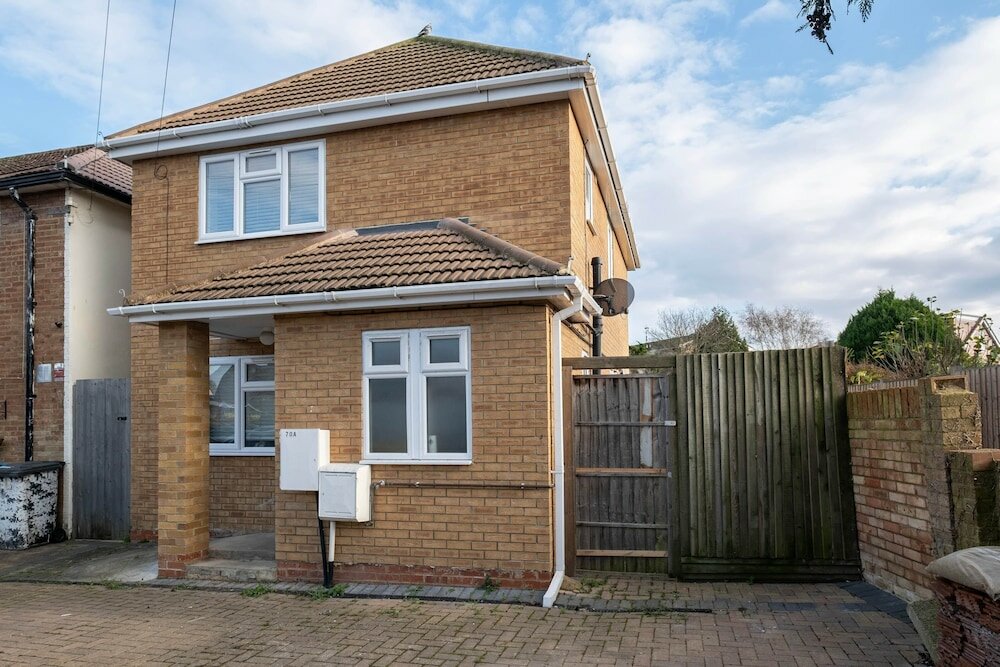 Фото 3 Bedroom House with Parking in Windsor