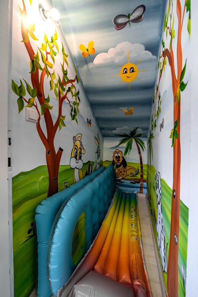 Фото Spacious 4bd House w Pool in Hezliya