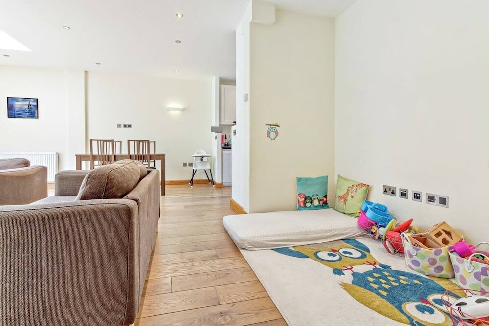 Фото Stylish and Bright 3 Bedroom Duplex in North London