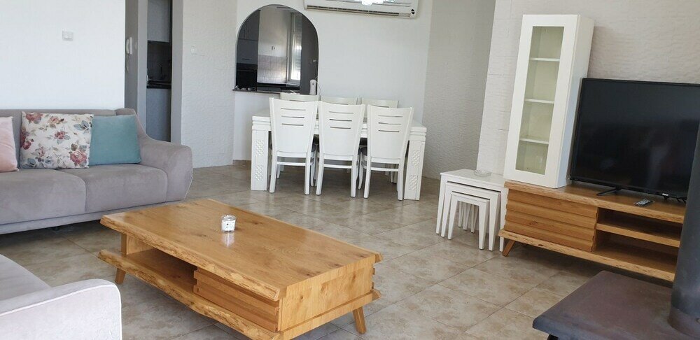 Фото Roomy Apt. w Seaview Fireplace & Netflix