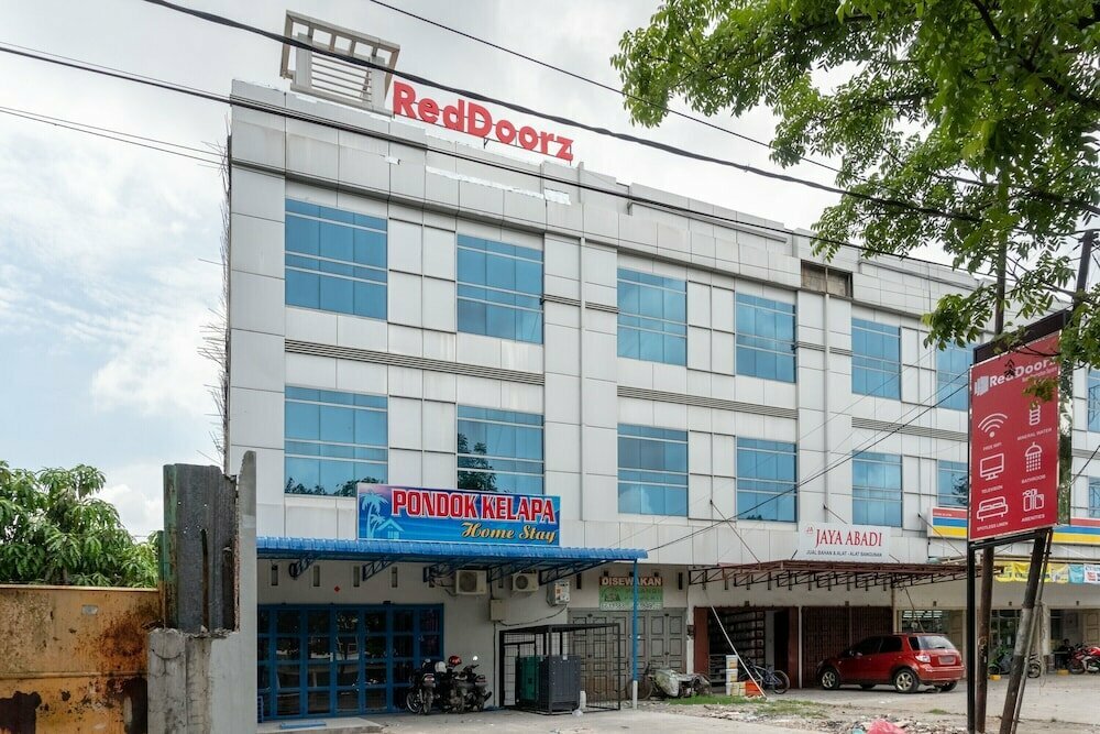 Hotel RedDoorz near Manhattan Square Medan, Medan, photo