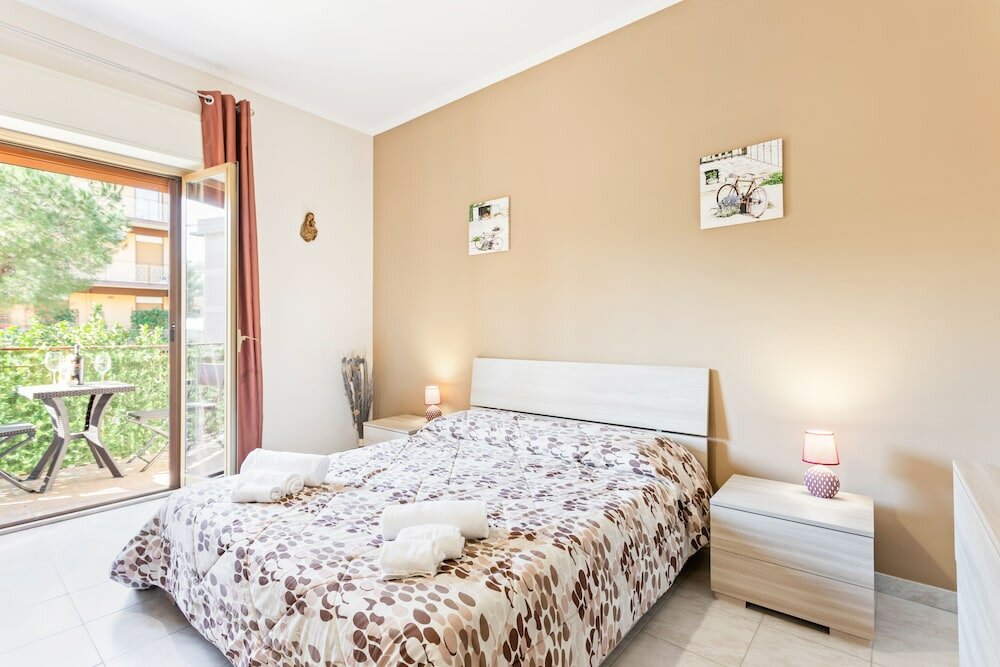 Фото Roomy And Bright Apartment With Balconies X6