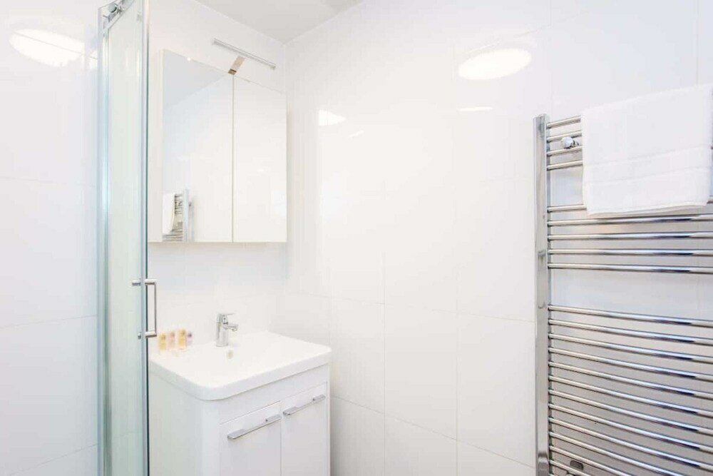 Фото Energised Apartment With Gym in Brent Park